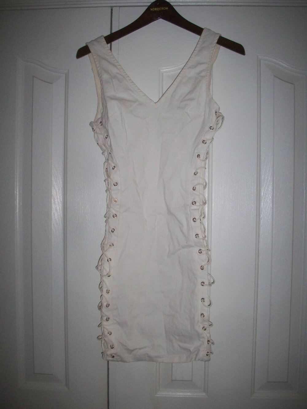 Hot & Delicious White Lace Up Sides Bodycon Mini Dress Size Medium Plunge Neck